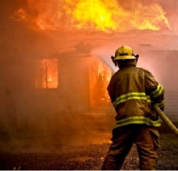 bombero apagando incendio