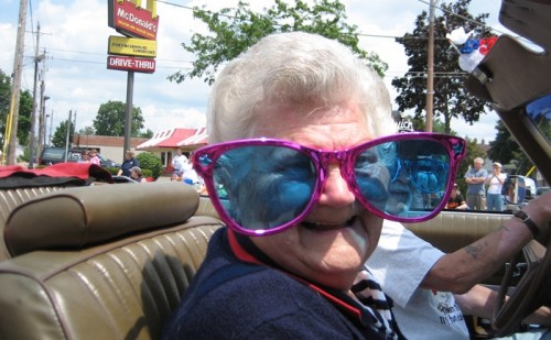 anciana conduciendo con gafas exageradas