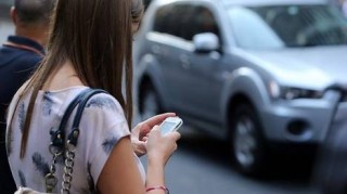 celular-distrae-peatones-recomendable-evitarlo