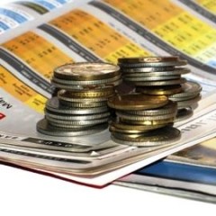 monedas sobre revistas del mercado