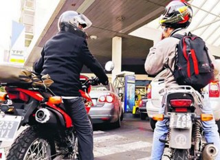 motociclistas cargando nafta