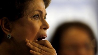 Dilma preocupada con  mano en la boca