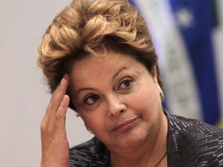 Dilma preocupada con mano en la frente