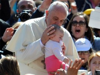 Francisco besando a ninio