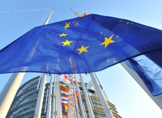 UE bandera con edificio detras