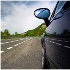 auto circulando de costado