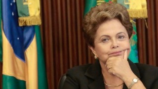 dilma preocupada con la mano en la cara