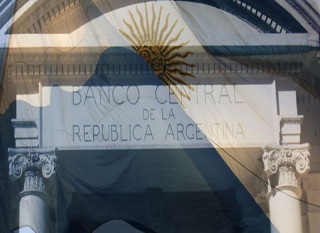 Banco Central con bandera de fondo