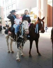 Luis y las chicas el 25 de mayo