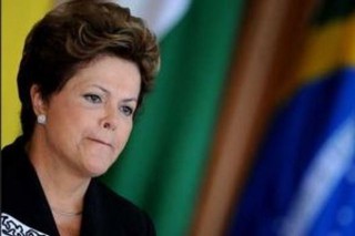 dilma mordiendose el labio inferior