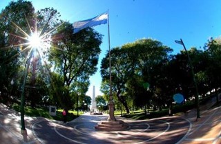 Plaza Ramirez mastil y piramide