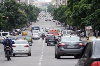 compra venta de usados avenida con autos circulando