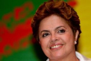 dilma sonriendo un poco mas