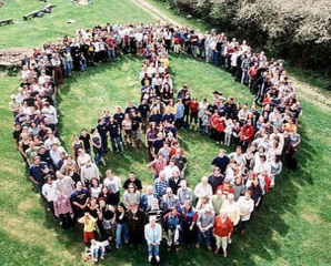 simbolo de la paz formado con gente