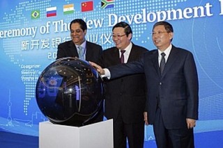 brics de tres con pelota azul