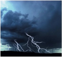 tormenta negra con rayos varios