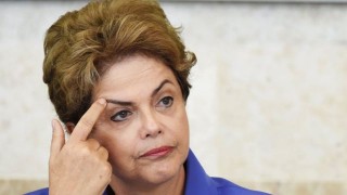 dilma con un dedo como suicidandose