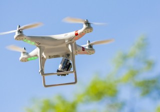 drone blanco en el aire