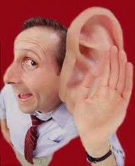 escuchando oreja grande