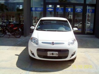 Uruguay Autos Palio essence 2013 oct 2015 2