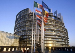 parlamento europeo edificio y banderas