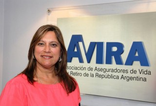 Claudia Mundo presidenta de AVIRA nov 2015