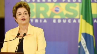 Dilma con bandera y pestanias en alto