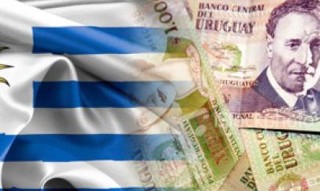 bandera uruguaya y pesos orientales