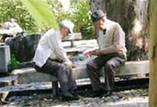 pensiones ancianos jugando en banco de plaza