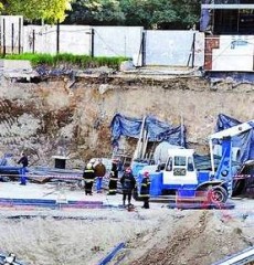 obreros en pozo de edificio