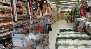 comprando en el super y mirando precios