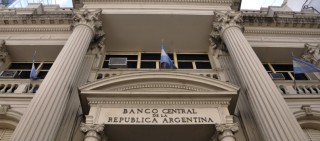 Banco Central de la republica argentina frente del edificio desde abajo