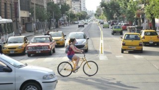 la seguridad vial en la agenda de la salud bicicleta cruzando la calle