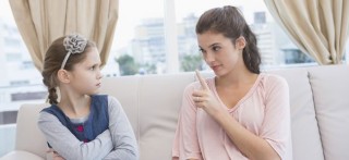 madre retando a hija los limites