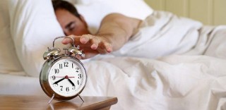 transtorno del suenio reloj con persona durmiendo