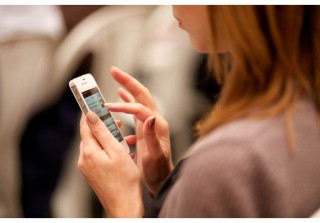 4g imagen de mujer tecleando celular