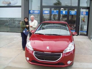 Belen Gomez recibiendo auto may 2016 0