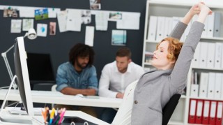 mala postura en oficina - haciendo estiramiento