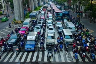 motos muchas en avenida llena de autos