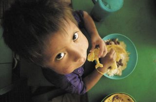 Niños con hambre 2. foto de archivo y para Nac.