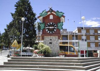 CARLOS PAZ reloj en avenida